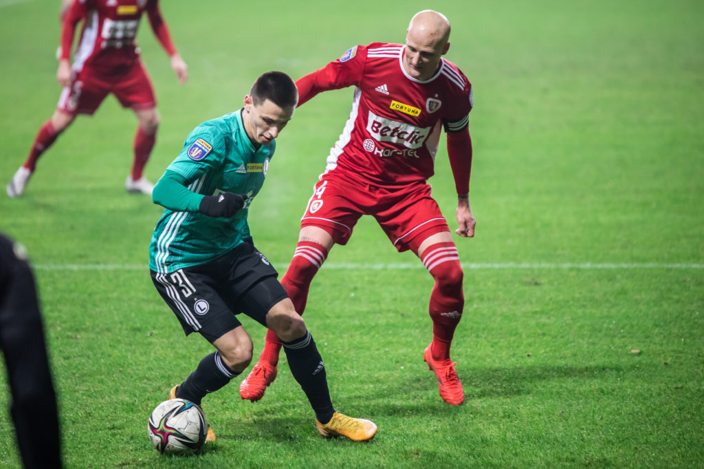 Nazariy Rusyn of Legia and Jakub Czerwinski of Piast are