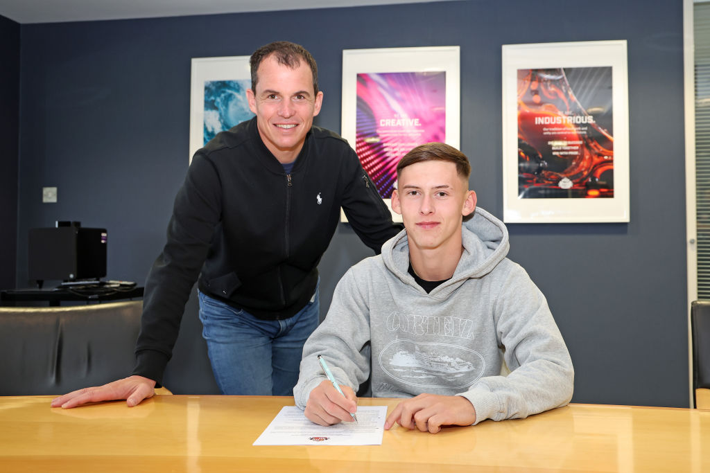 Chris Rigg Signs His First Professional Contract at Sunderland